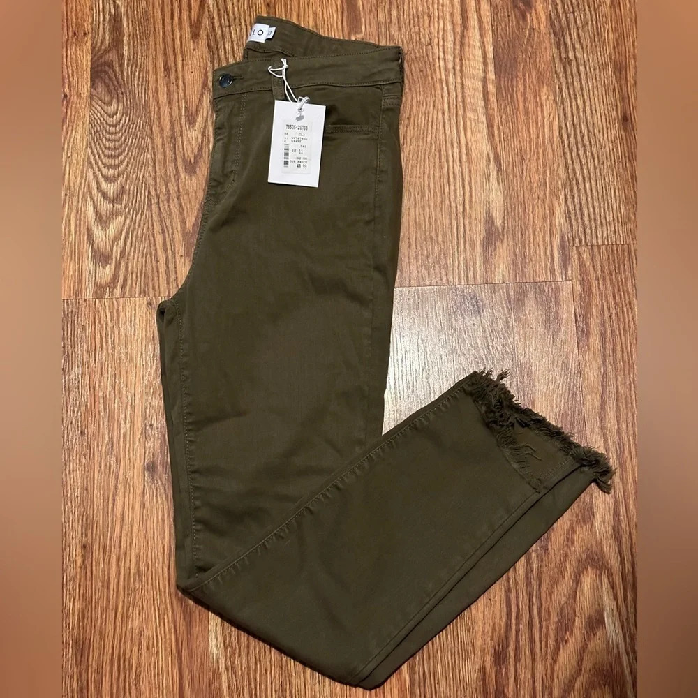 NWT Cello cropped skinny pants